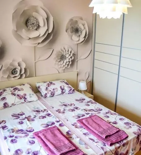 Charming Sunny Apartment+swimming Pool * 圣君士坦丁和海伦那